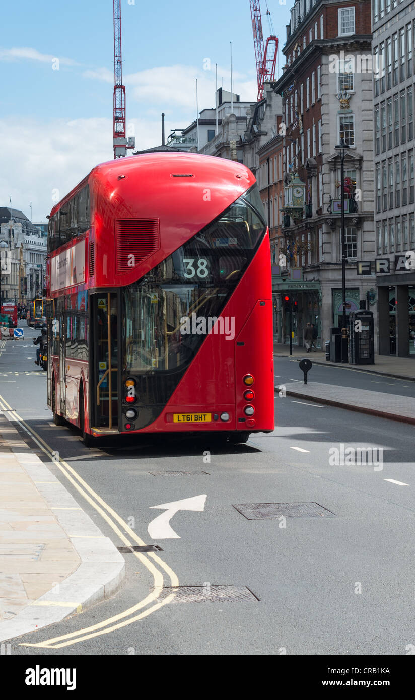 Il nuovo autobus per Londra, noto anche come il nuovo Routemaster, Borismaster o Boris Bus, sulla Piccadilly, Londra, Regno Unito. Foto Stock