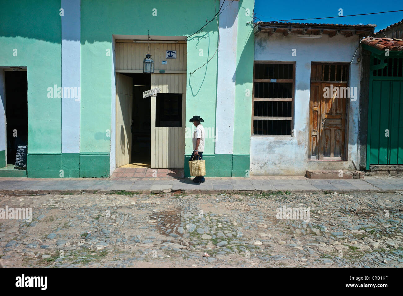 Uomo cubano passeggiate lungo le strade di Trinidad Foto Stock