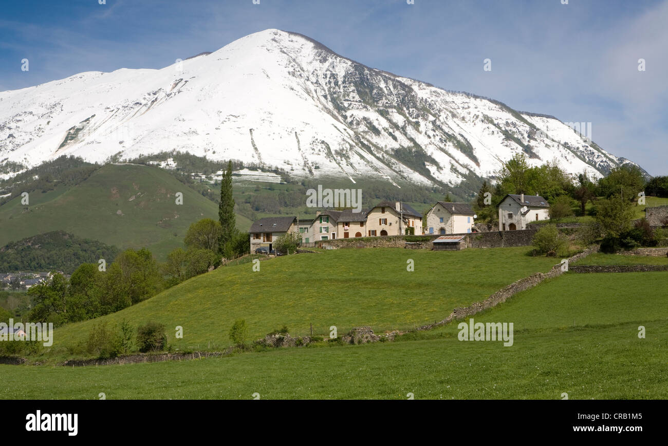 Piccolo villaggio francese di Bedous in una montagna glade sotto la montagna innevata, Pyrenees-Atlantiques, Francia. Foto Stock