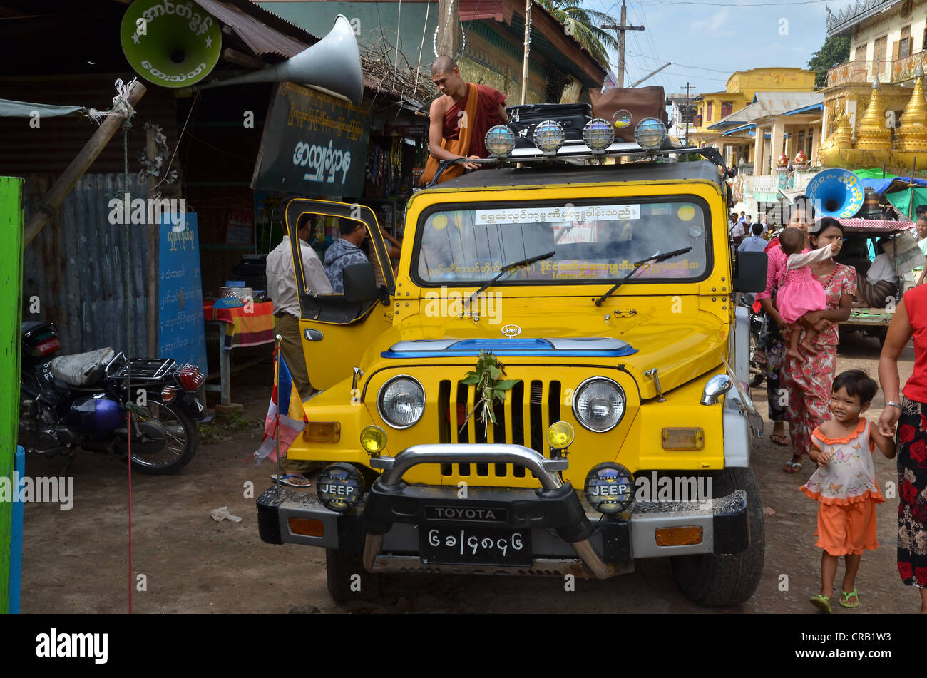 Verniciato colorato pellegrini' carrello, jeep prende pellegrini birmani al Monte Popa vicino a Bagan, pagano, birmania, myanmar, sud-est asiatico Foto Stock