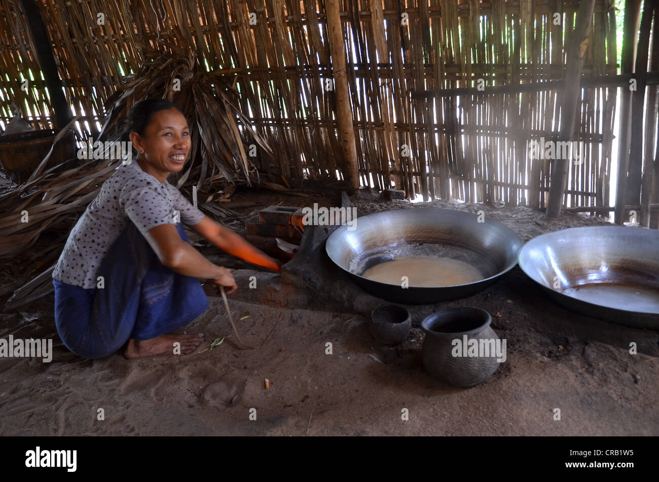 Donna birmano riducendo il succo di Palm per palm zucchero su un fuoco aperto, Bagan, pagano, birmania, myanmar, sud-est asiatico Foto Stock