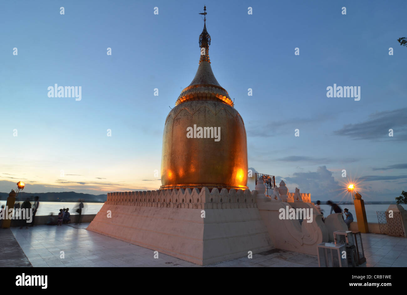 Di birmani di visitatori e pellegrini al golden pagoda Bupaya sul Fiume Ayeyarwady al crepuscolo, Old Bagan, pagano, birmania, myanmar Foto Stock