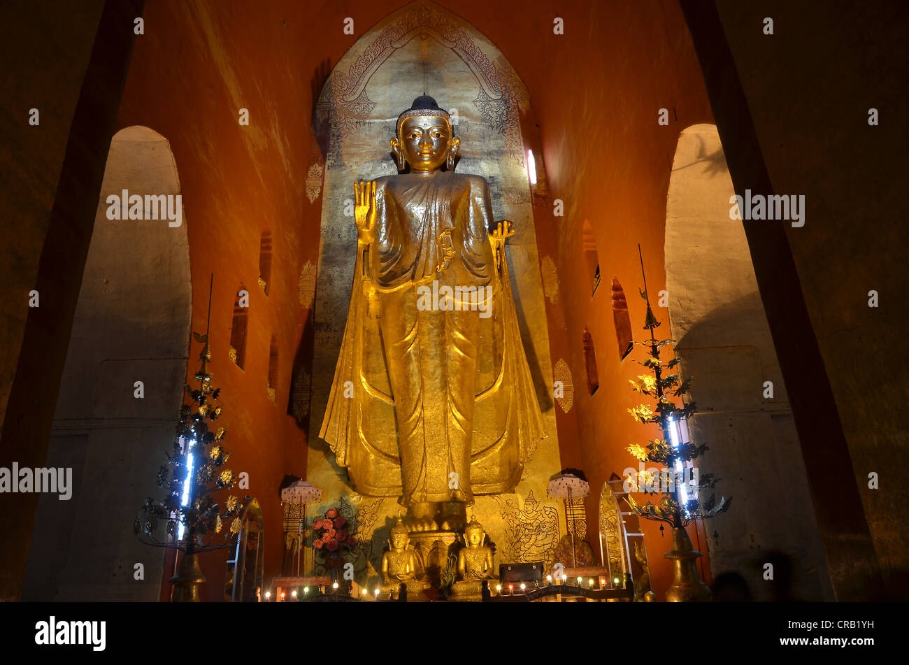 Statua di Buddha nel tempio di Ananda, Old Bagan, pagano, birmania, myanmar, sud-est asiatico Foto Stock