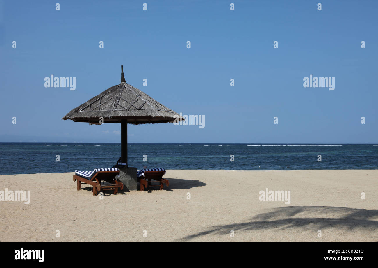 Questa è una foto di Bali in Indonesia. Si tratta di un luogo turistico con una bella spiaggia di sabbia e molto Zen con Palm tree, coco tree, tempio Foto Stock