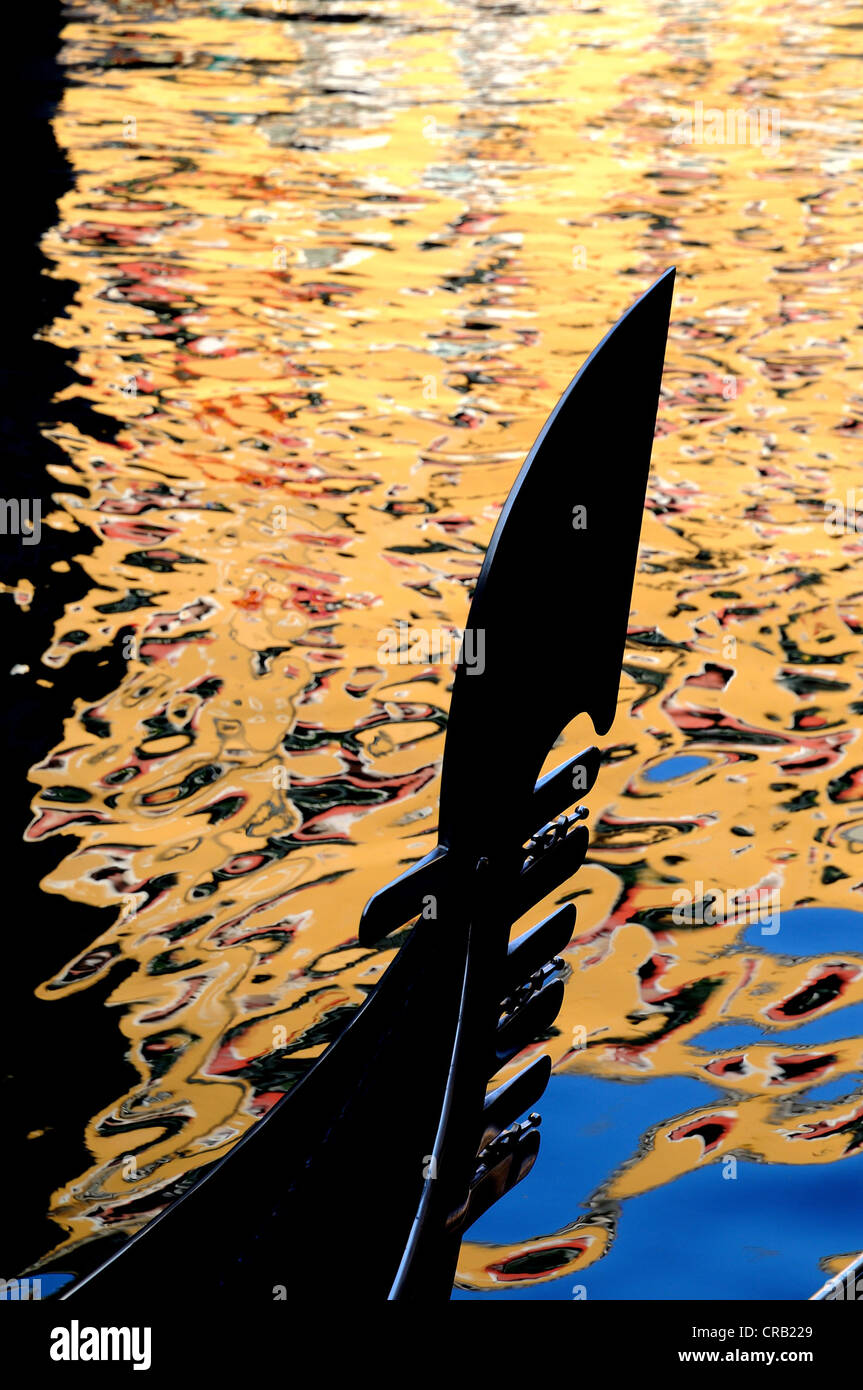 Dettaglio della gondola veneziana contro acqua riflessioni Foto Stock