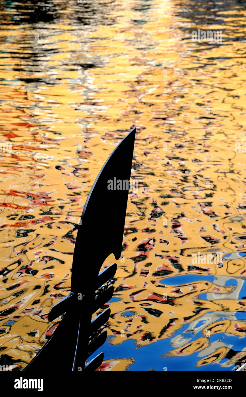 Dettaglio della gondola veneziana contro acqua riflessioni Foto Stock