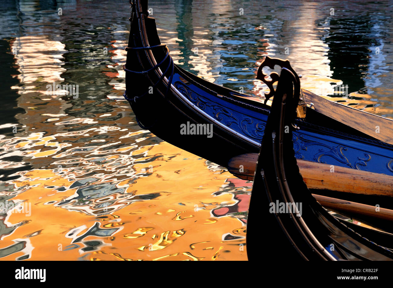 Dettaglio della gondola veneziana contro acqua riflessioni Foto Stock