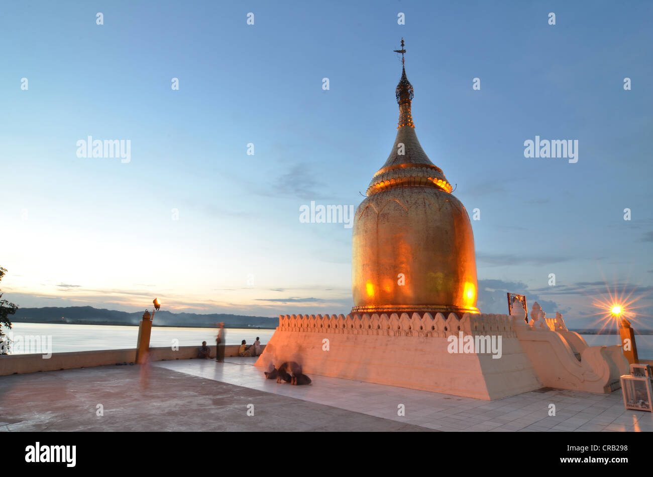 Di birmani di visitatori e pellegrini al dorato Pagoda Bupaya sul Fiume Ayeyarwady al crepuscolo, Old Bagan, pagano, birmania, myanmar Foto Stock
