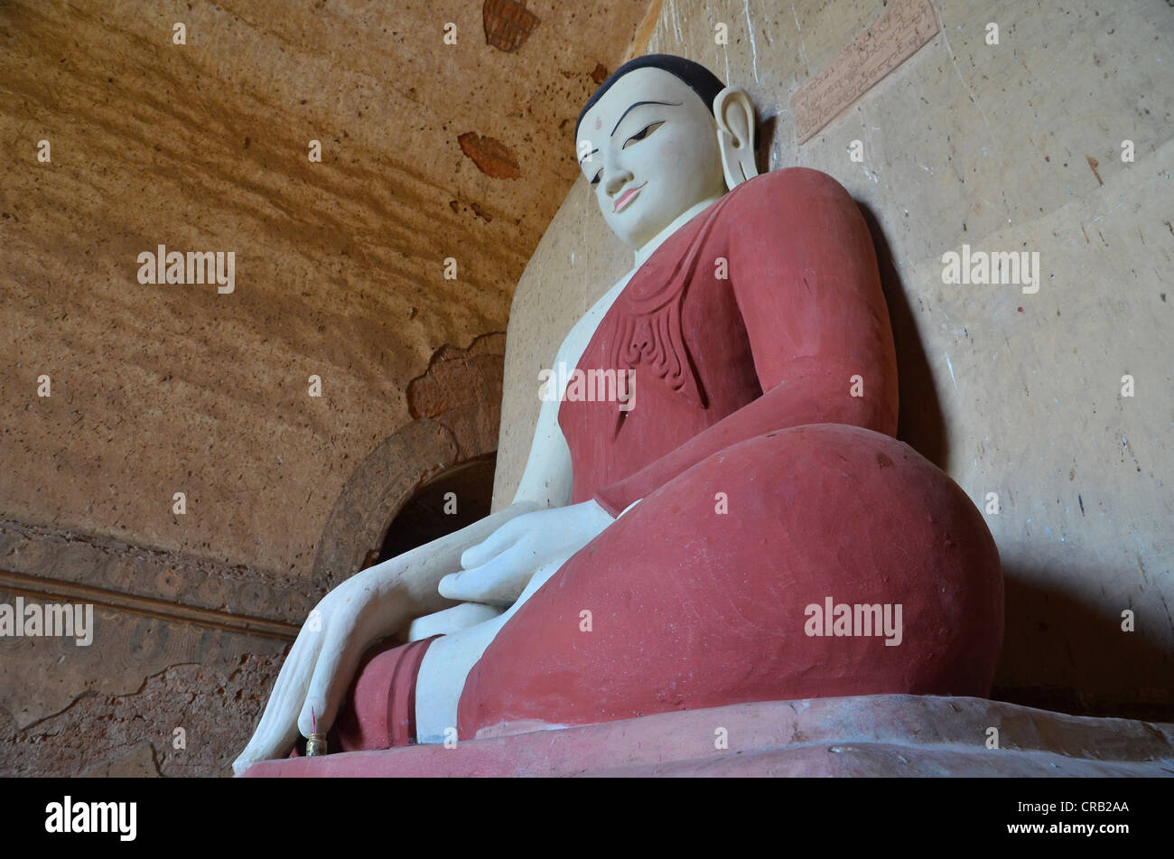 Il buddismo, Buddha seduto figura nella pagoda del tempio Htilominlo dal XIII secolo, uno degli ultimi grandi templi costruiti Foto Stock