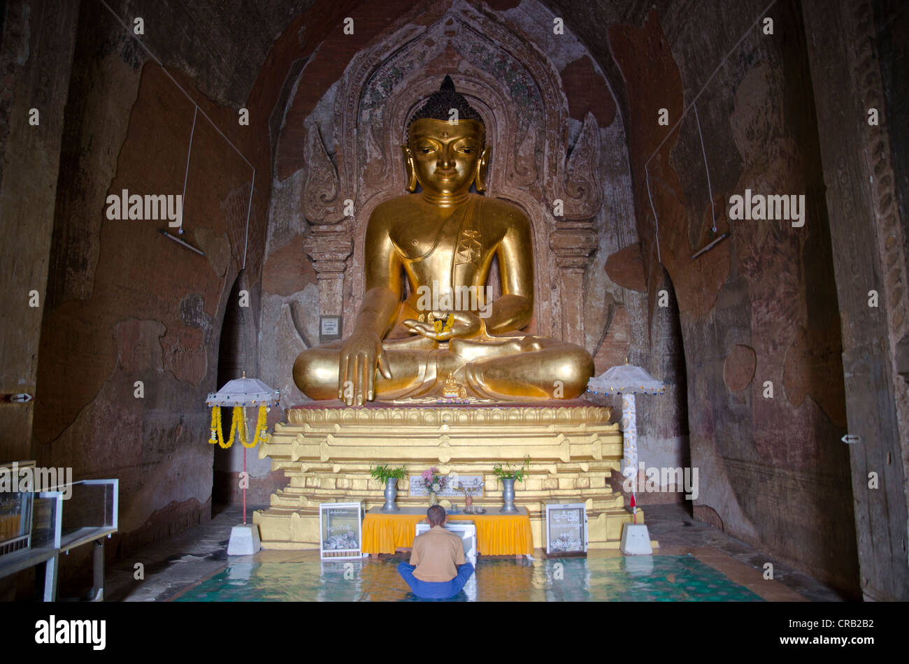Il buddismo, dorato Buddha seduto figura nella pagoda del tempio Htilominlo dal XIII secolo, uno degli ultimi grandi templi Foto Stock