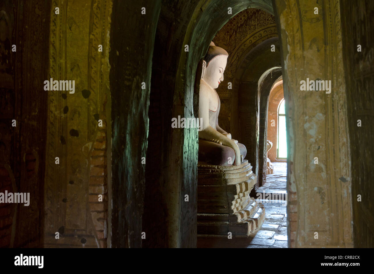 Buddha seduto figura in una pagoda, Old Bagan, pagano, birmania, myanmar, Asia sud-orientale, Asia Foto Stock