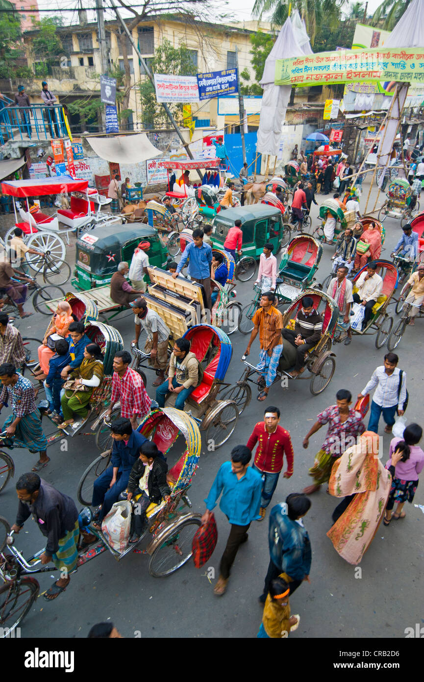 Il traffico pesante con riscio in corrispondenza di una intersezione a Dhaka, nel Bangladesh Asia Foto Stock