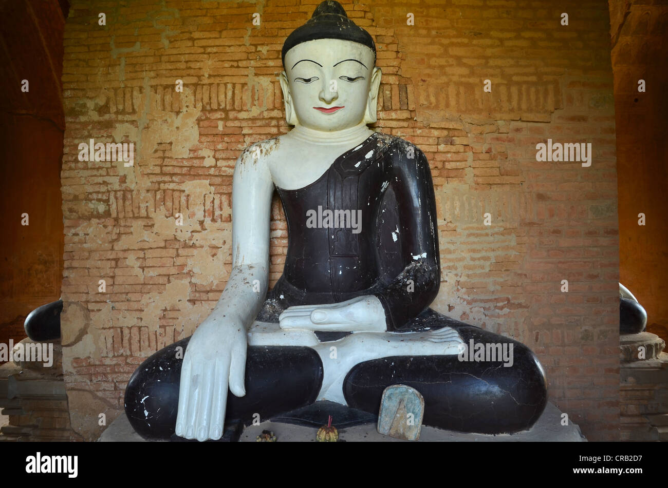 Buddha seduto figura in una pagoda, Old Bagan, pagano, birmania, myanmar, Asia sud-orientale, Asia Foto Stock