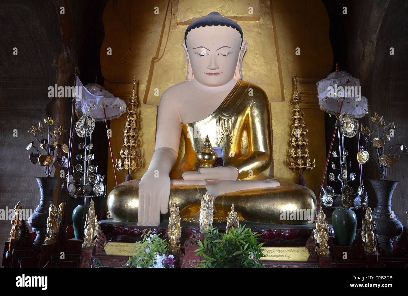 Parzialmente dorato Buddha seduto in una pagoda, Old Bagan, pagano, birmania, myanmar, Asia sud-orientale, Asia Foto Stock