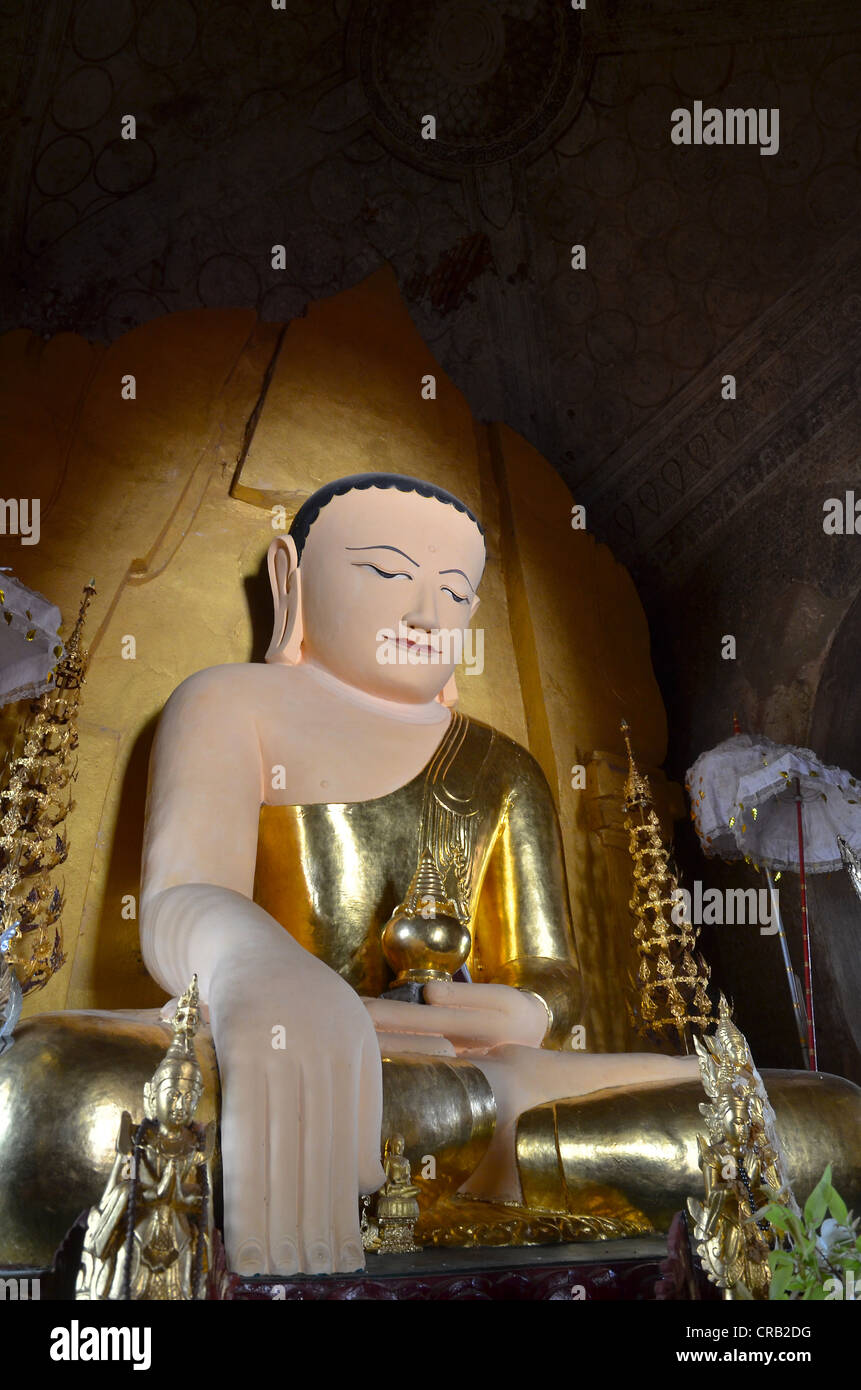 Parzialmente dorato Buddha seduto in una pagoda, Old Bagan, pagano, birmania, myanmar, Asia sud-orientale, Asia Foto Stock