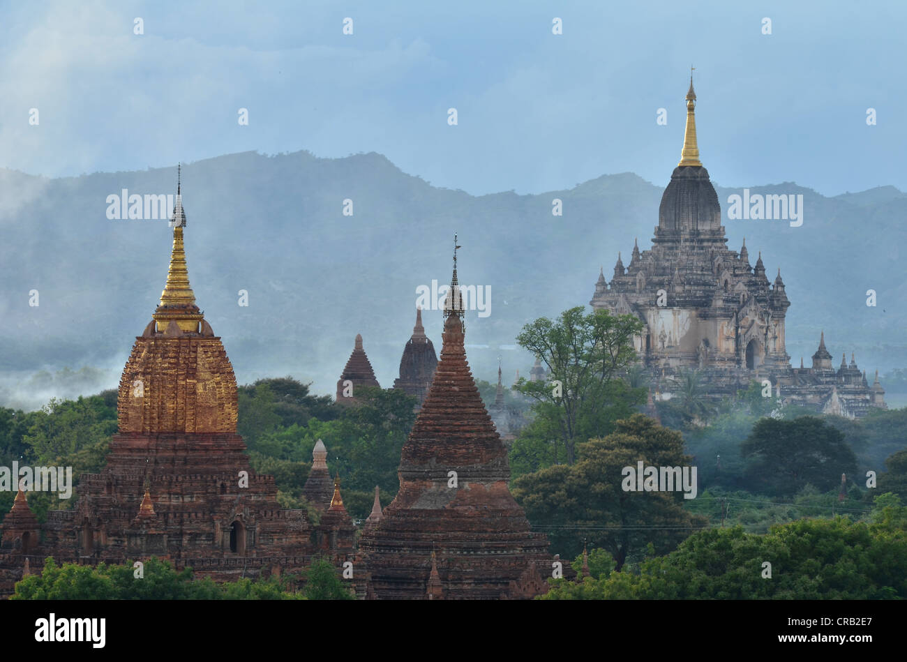 Aumento di fumo, la nebbia e la luce della sera tra i campi, templi e pagode di Bagan, MYANMAR Birmania, Asia sud-orientale, Asia Foto Stock