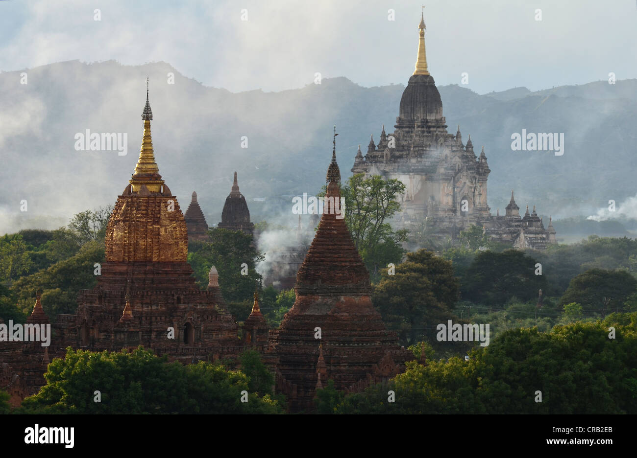 In aumento il fumo tra i campi nella luce della sera, templi e pagode, Bagan, MYANMAR Birmania, Asia sud-orientale, Asia Foto Stock