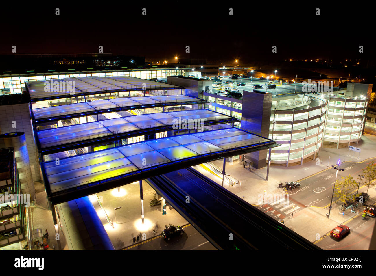 L' aeroporto di Gatwick North Terminal di notte Foto Stock