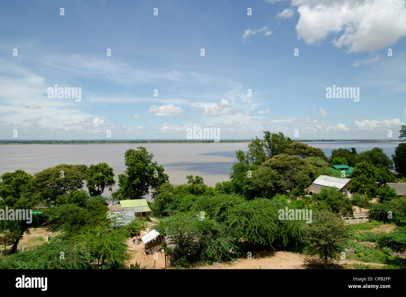 Semplici case e capanne sul Fiume Ayeyarwady, Irrawaddy, Bagan, pagano, Nyaung U, MYANMAR Birmania, Asia sud-orientale, Asia Foto Stock