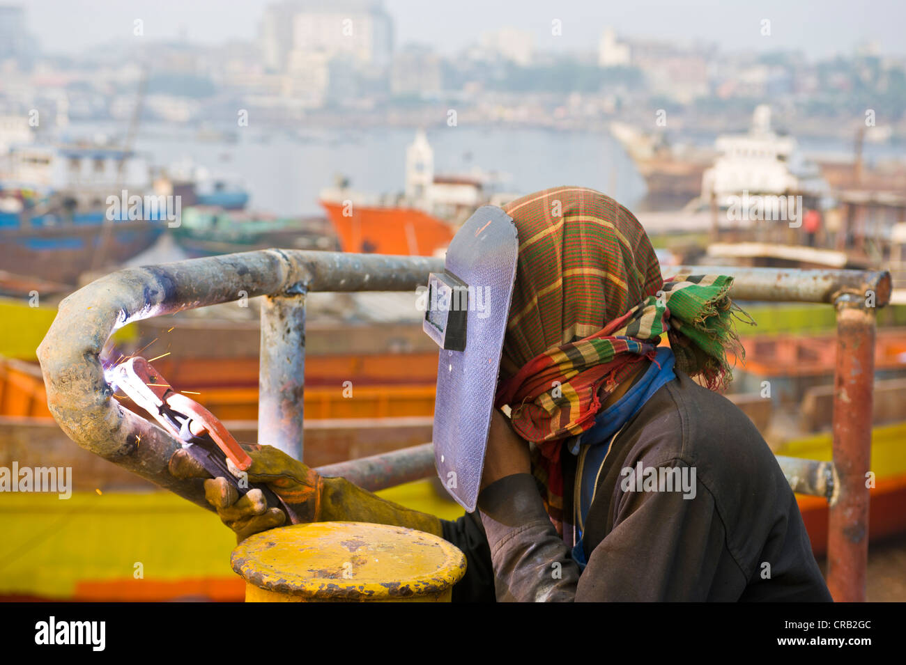 L'uomo la saldatura in cantiere di Dhaka, Bangladesh Asia Foto Stock