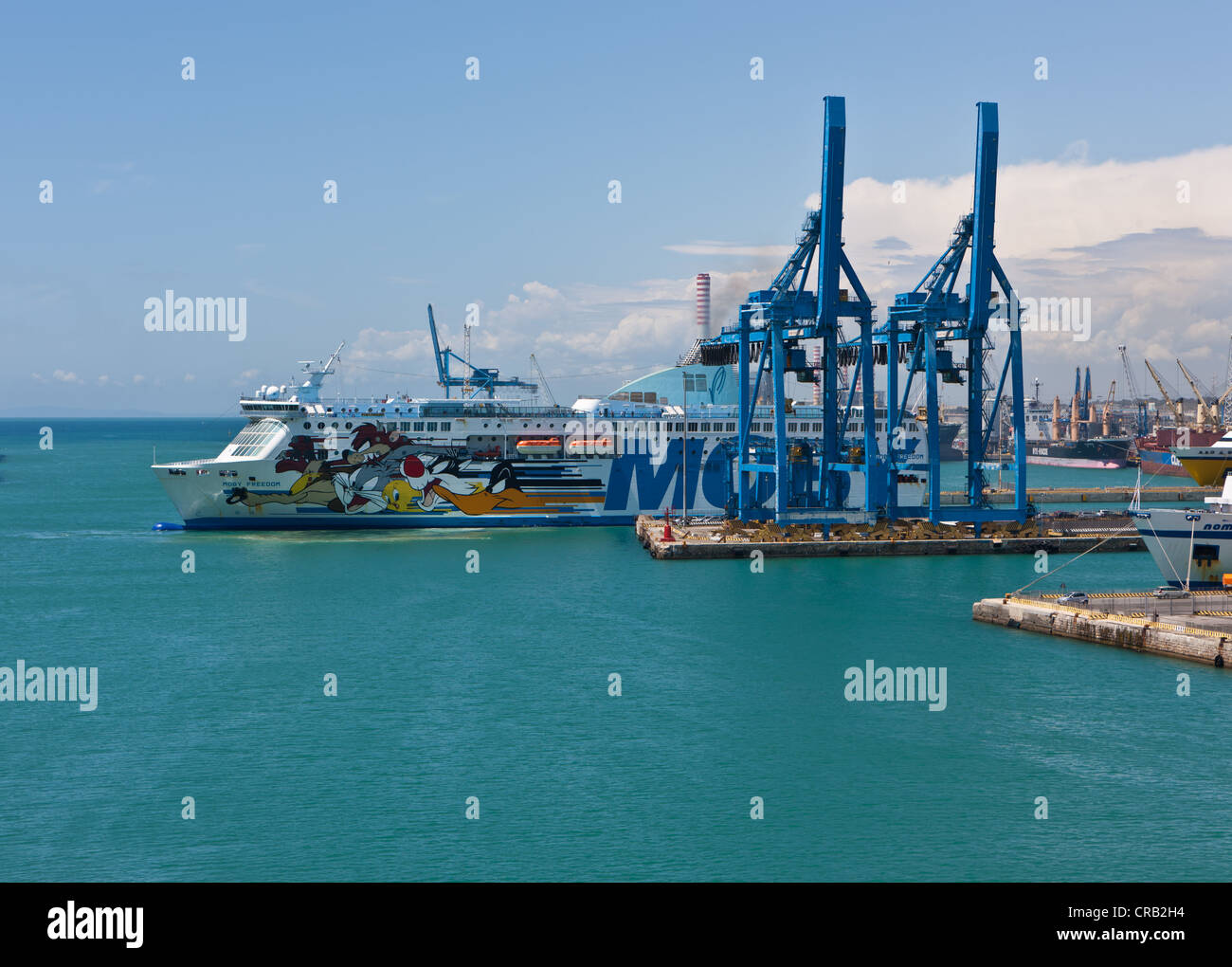 Verniciato colorato traghetto Moby Freedom, nel porto di Civitavecchia, Roma, Italia, Europa Foto Stock
