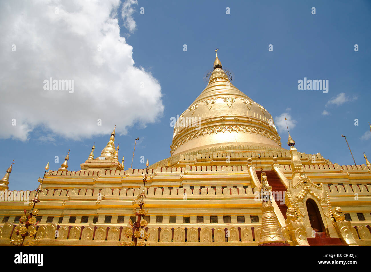 Golden Shwezigon Paya Pagoda, Bagan, MYANMAR Birmania, Asia sud-orientale, Asia Foto Stock