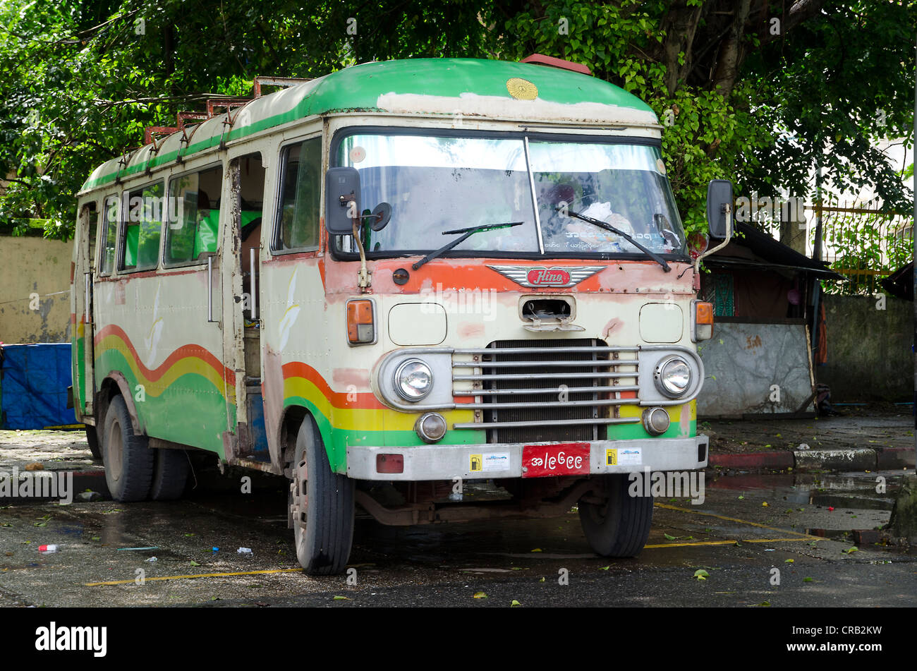 Vivacemente dipinto vecchio arrugginito bus Hino, Yangon, Rangoon, MYANMAR Birmania, Asia sud-orientale, Asia Foto Stock