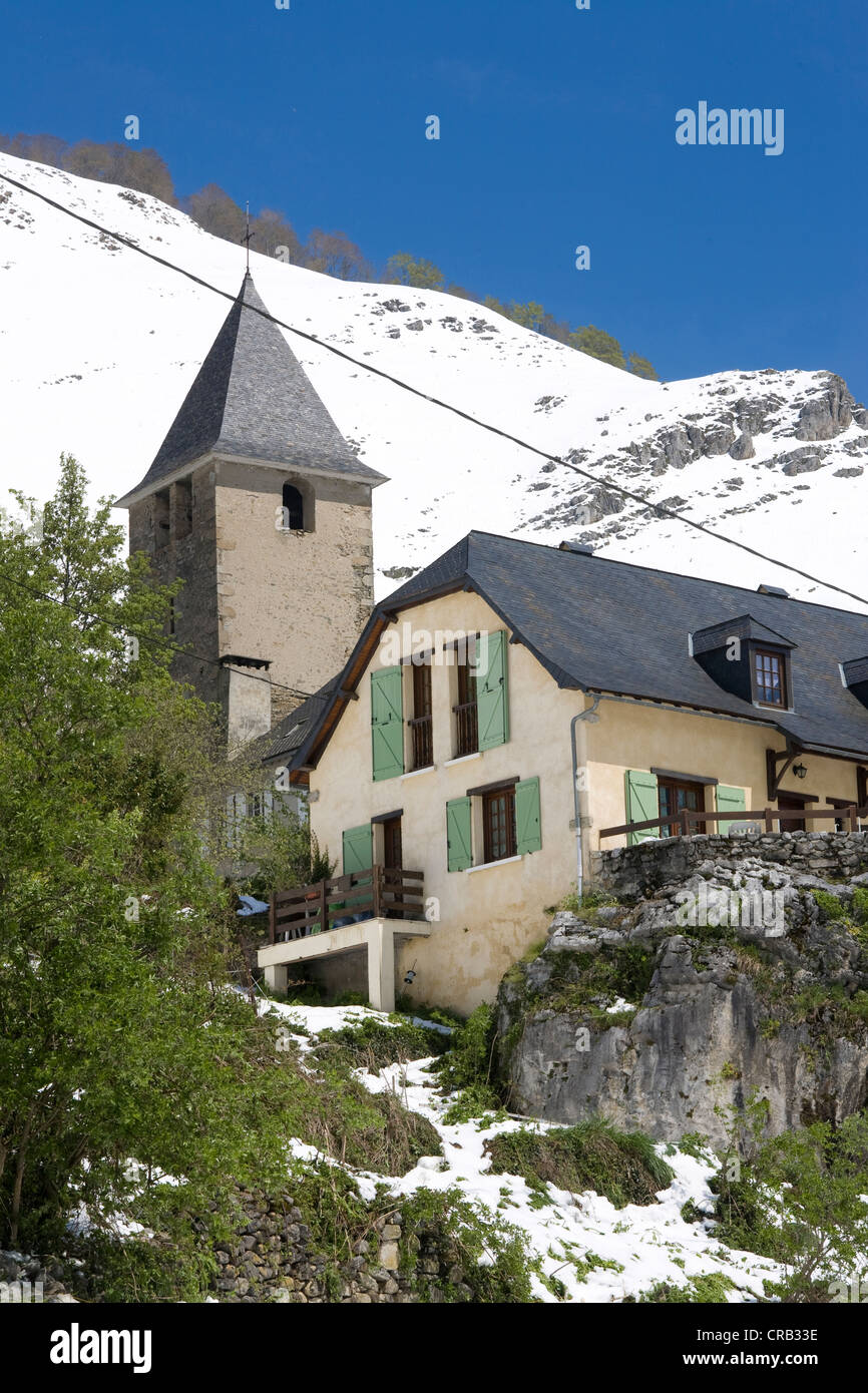 Chiesa nella piccola cittadina francese di Lescun nei Pirenei. La Francia. Montagna innevata in background Foto Stock