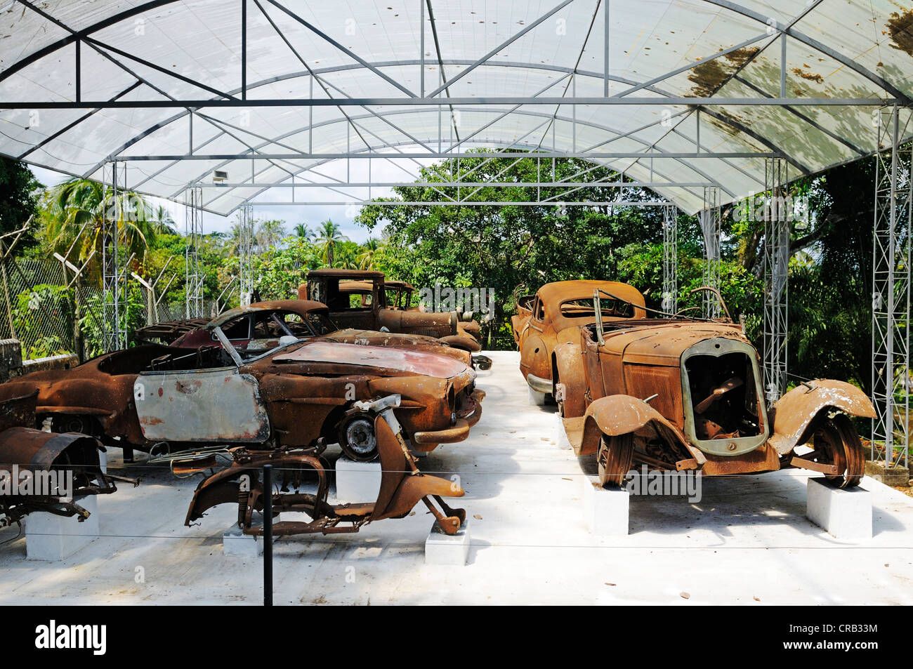 Bruciata auto, flotta, Museo a Hacienda Napoles, ex tenuta di narcotrafficante Pablo Escobar, capo del cartello di Medellín Foto Stock