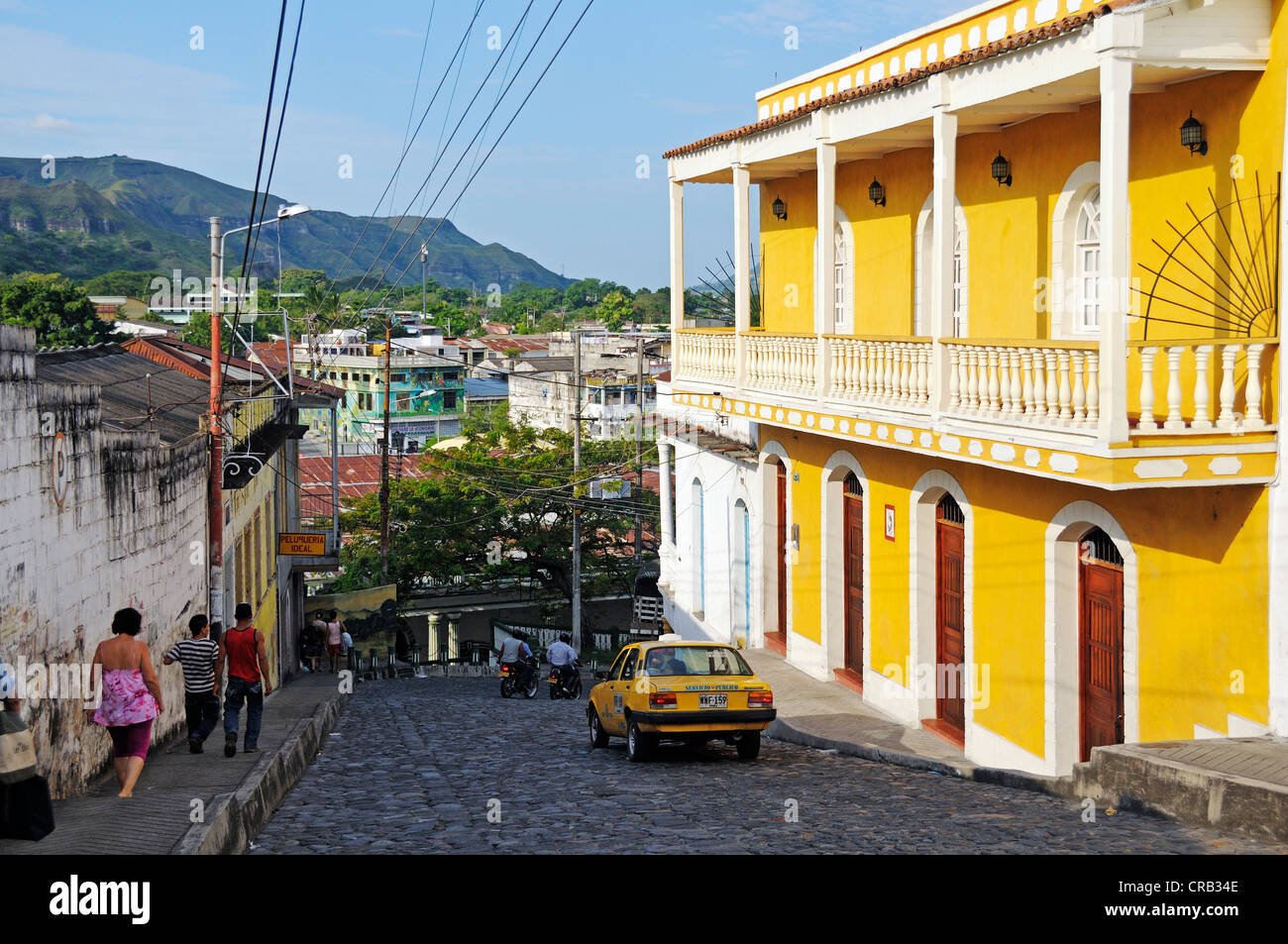 Street con edificio coloniale nella città di Honda, Colombia, Sud America, America Latina Foto Stock