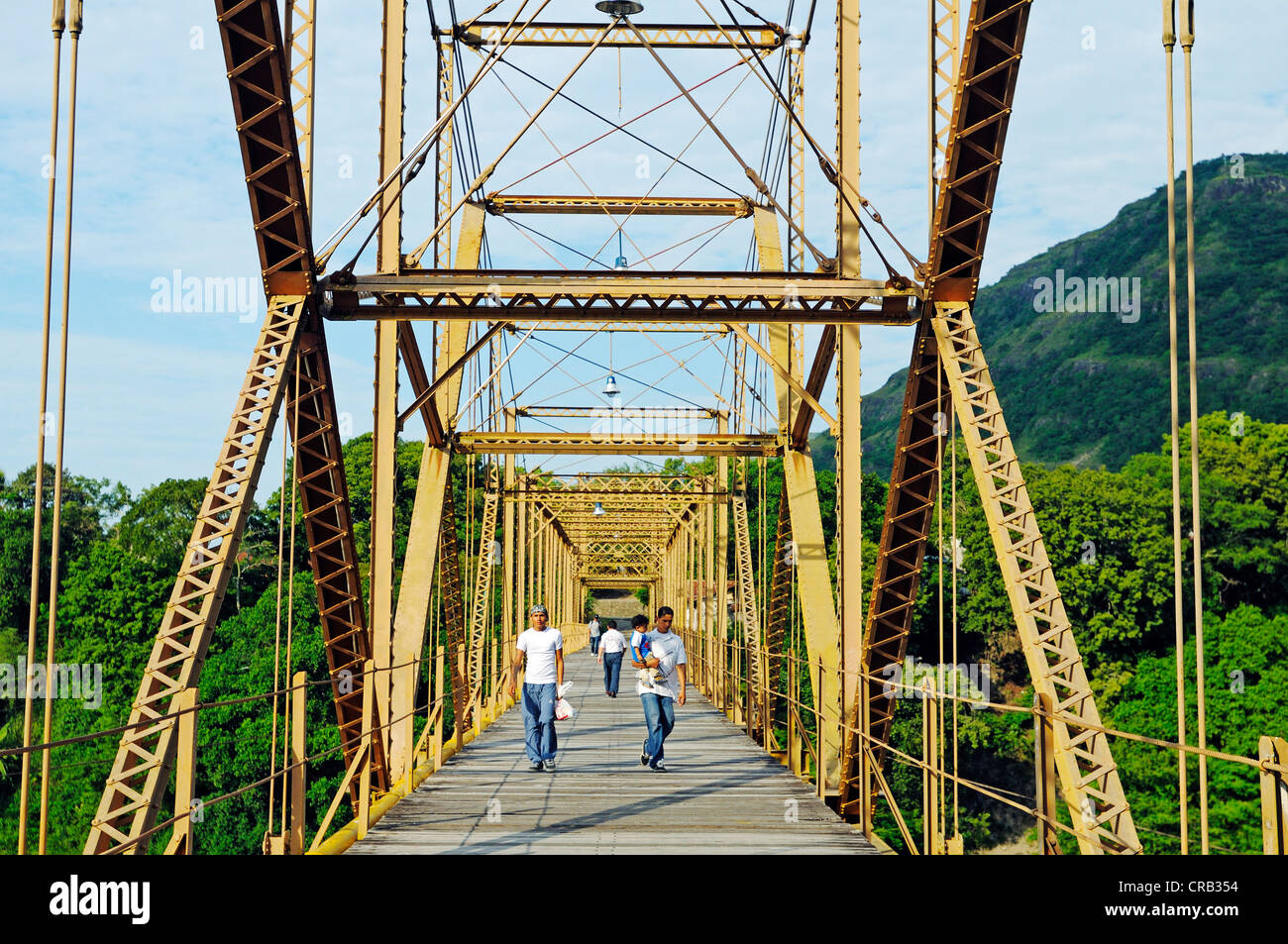 Ponte sul fiume Magdalena, città di Honda, Colombia, America del Sud, America Latina Foto Stock