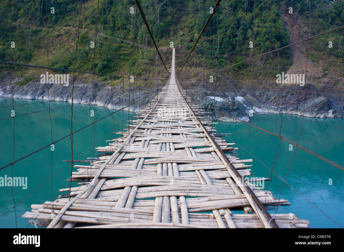 Sospensione lungo ponte in legno di palma che attraversano il fiume Siang, Arunachal Pradesh, a nord est dell India, India, Asia Foto Stock