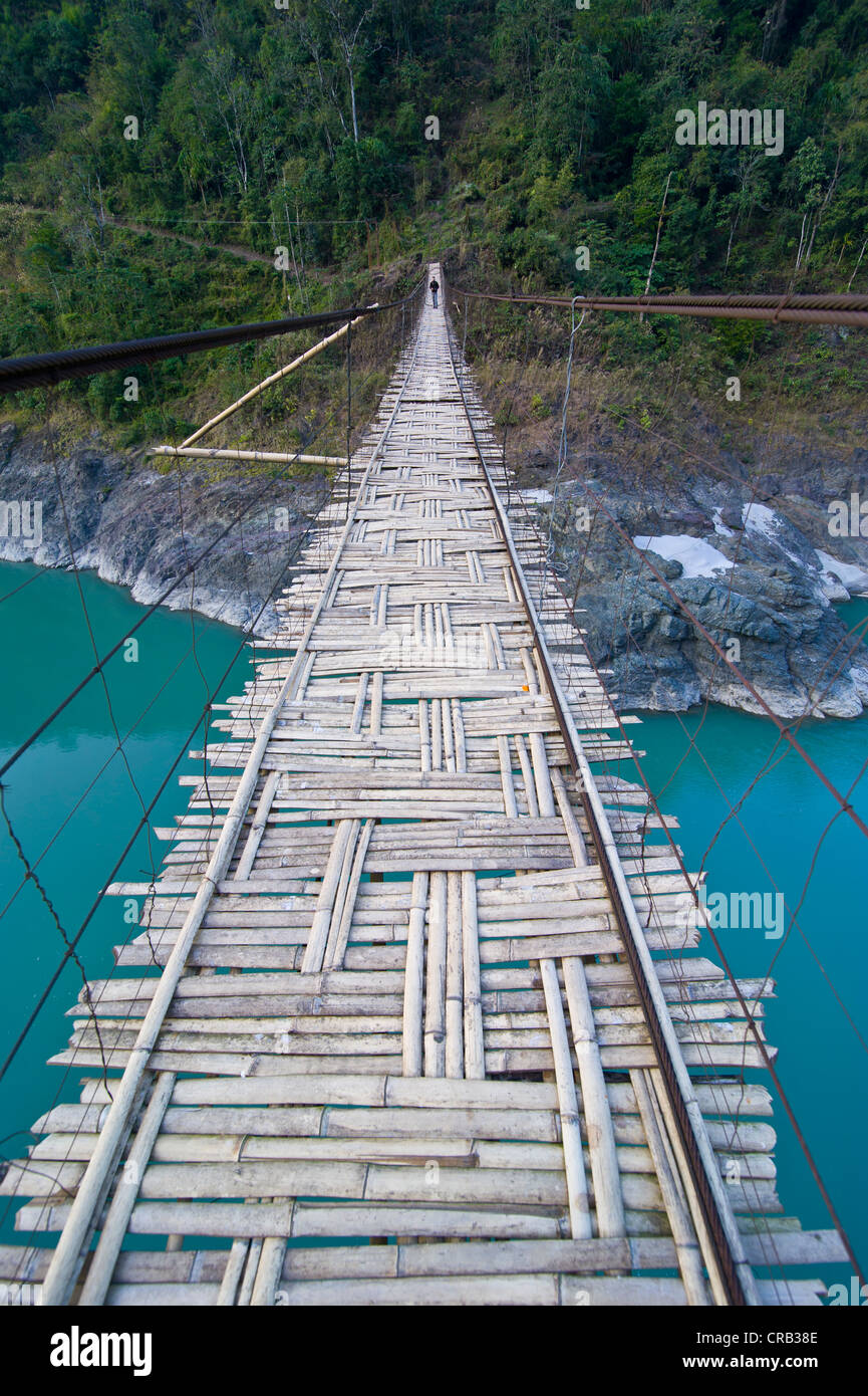 Sospensione lungo ponte in legno di palma che attraversano il fiume Siang, Arunachal Pradesh, a nord est dell India, India, Asia Foto Stock