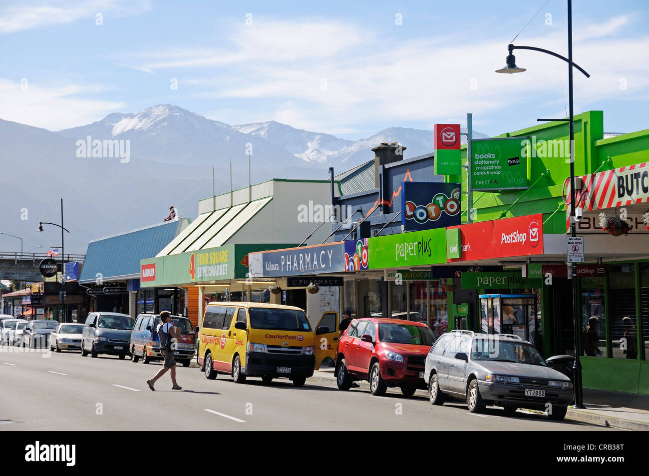 La strada principale di Kaikoura, Kaikoura Seaward gamme in retro, Isola del Sud, Nuova Zelanda Foto Stock