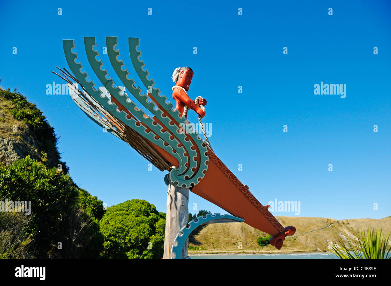 In legno intagliato scultura realizzata da Maori, il nativo di abitanti, l'uomo in una barca, Kaikoura, Isola del Sud, Nuova Zelanda Foto Stock