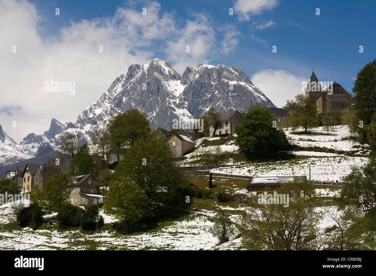 Lescun, Pirenei, Francia. Il piccolo villaggio di montagna di Lescun alta dei Pirenei francesi. Foto Stock