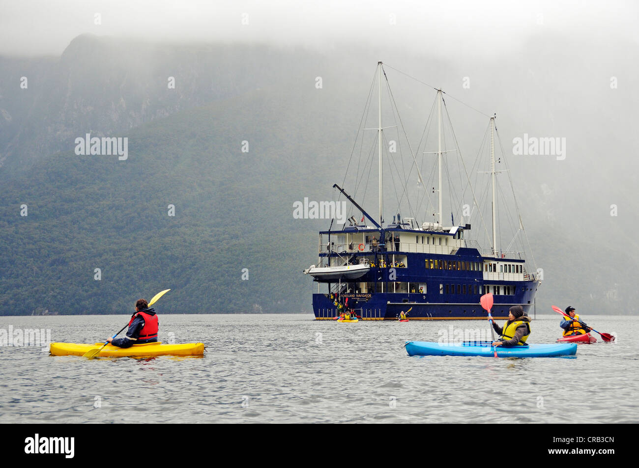 Kayakers paddling in Doubtful Sound, la nave Fiordland navigatore all'indietro, fjord nel Parco Nazionale di Fiordland Foto Stock