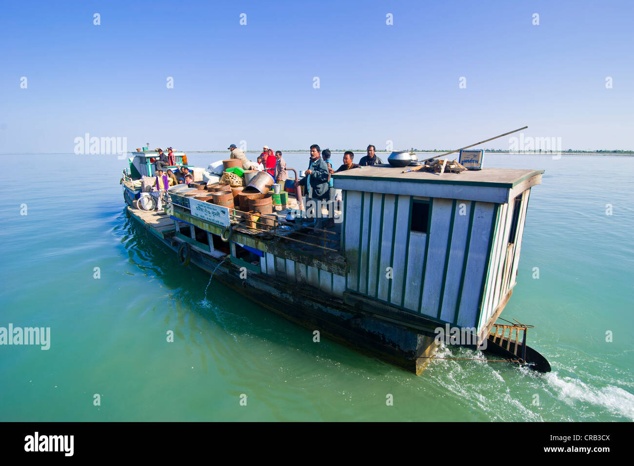 Traghetto sul fiume Brahmaputra, Assam, nord-est dell India, India, Asia Foto Stock