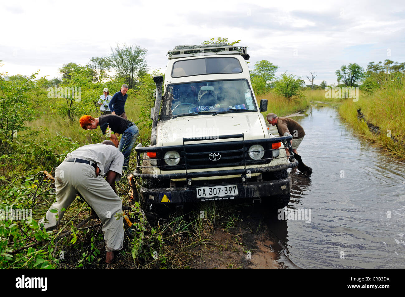 I turisti in un safari libera una jeep bloccata, Caprivi Strip o striscia di Okavango, Namibia, Africa Foto Stock