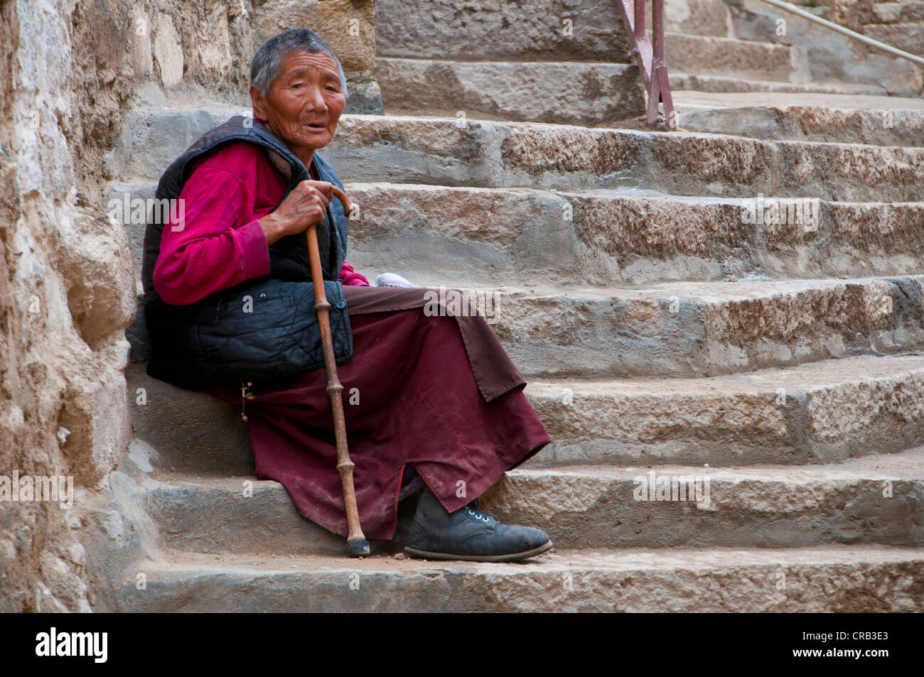 Anziani pellegrino nel tempio di Drepung, Lhasa, in Tibet, in Asia Foto Stock