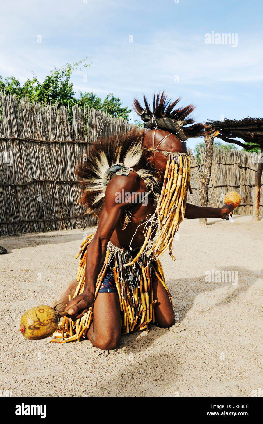 Guaritore sciamano o ballare come uno spettacolo per i turisti, tradizionale villaggio vicino a Camp Kwando sul Fiume Kwando Foto Stock