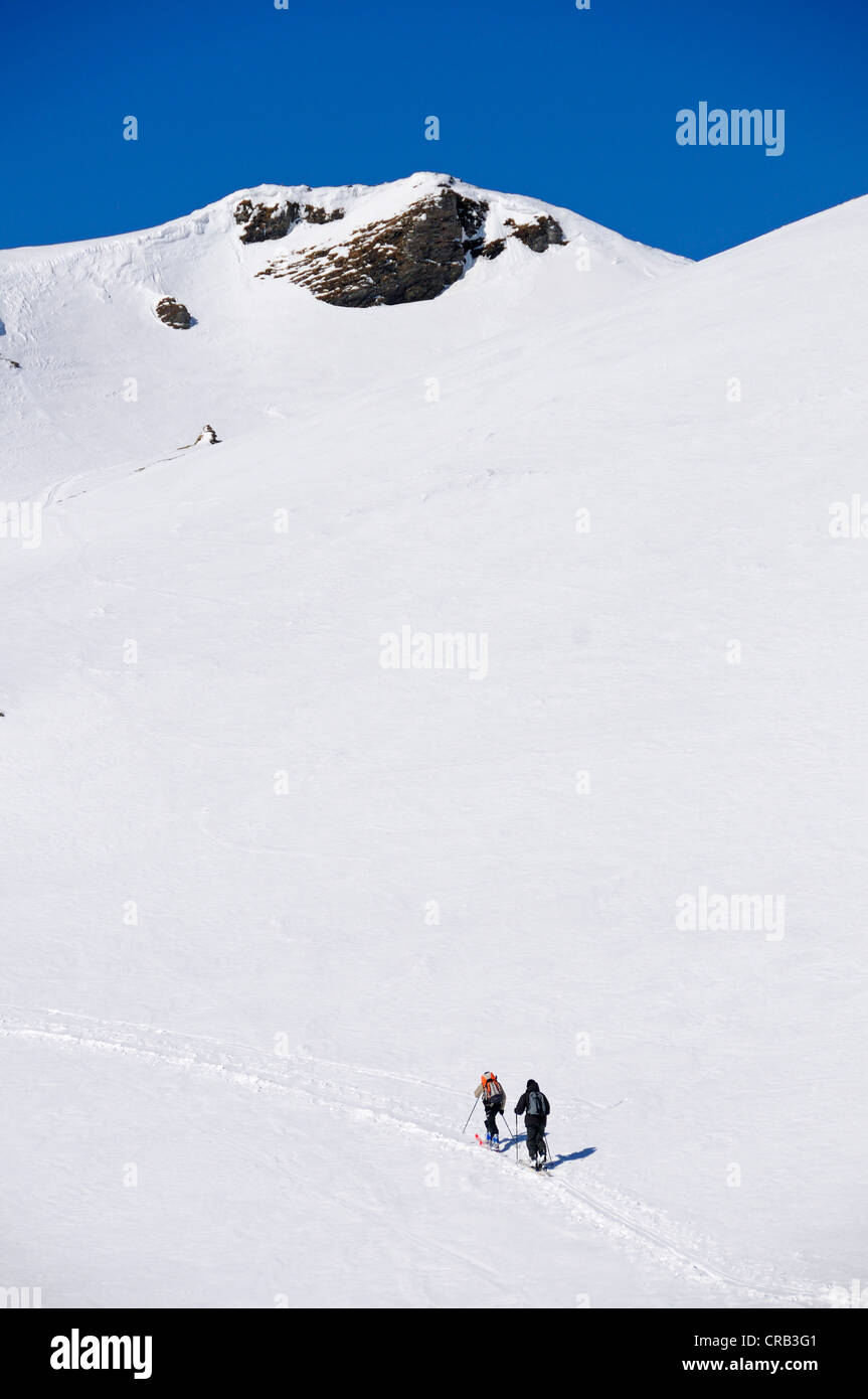 Gli sciatori ascendente tour con gli sci, ski tour route nella valle dei Tauri, sulla strada per il rifugio Hagener vicino a Mallnitz Foto Stock