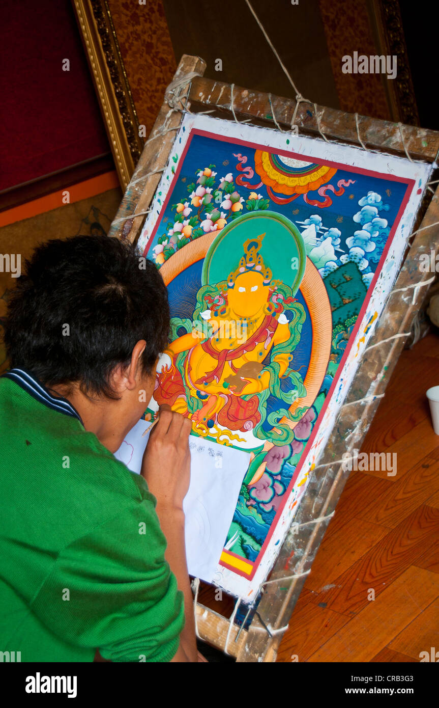 Pittore di disegno di un Thanka, una pittura religiosa, Lhasa, in Tibet, in Asia Foto Stock