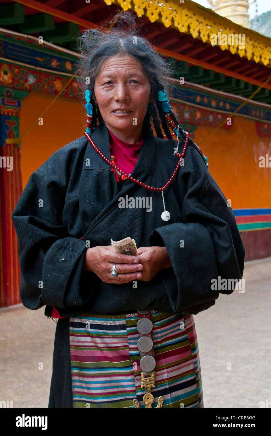 Anziani pellegrino nel tempio di Drepung, Lhasa, in Tibet, in Asia Foto Stock