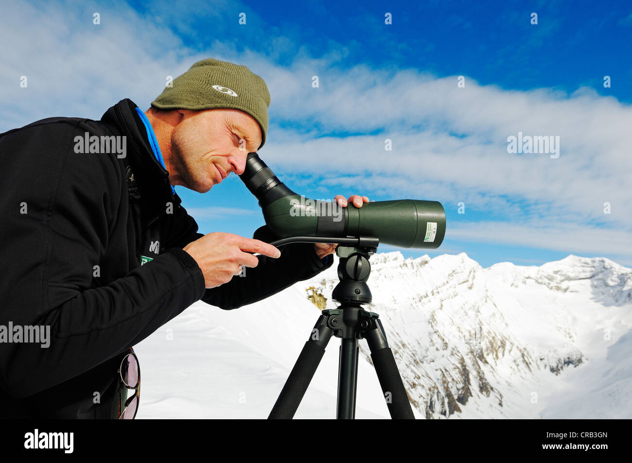 Parco nazionale di Ranger guardando attraverso un cannocchiale, Monte Schareck, Parco Nazionale Hohe Tauern, Carinzia, Austria, Europa Foto Stock