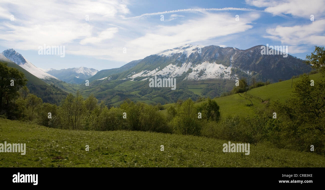 Vista panoramica della gamma della montagna sopra il villaggio francese Lourdios-IchËre, Pirenei. Foto Stock