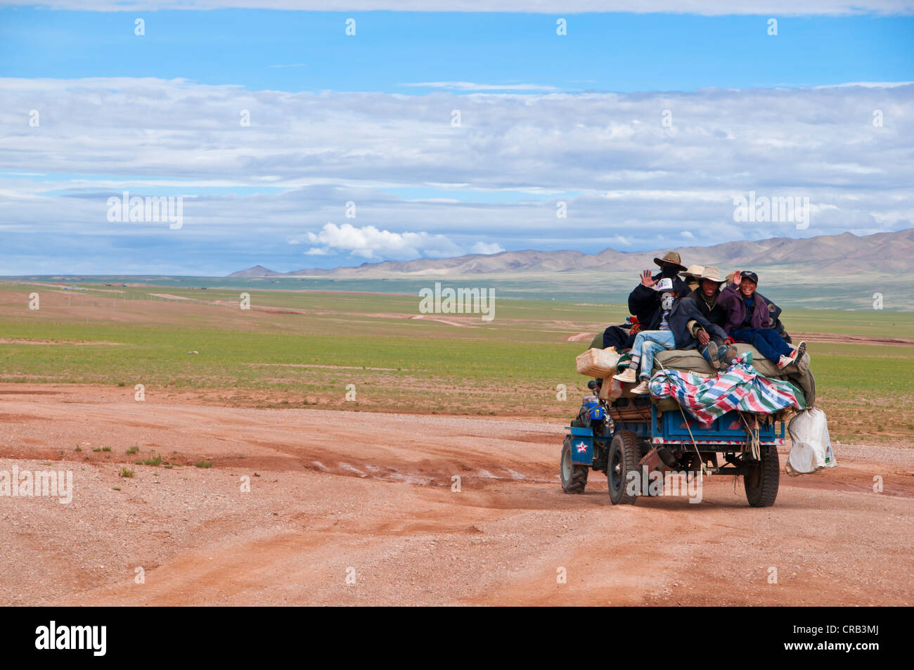 Pellegrini tibetani su un trattore su strada da Gerze a Tsochen, Tibet occidentale, Tibet, Asia Foto Stock