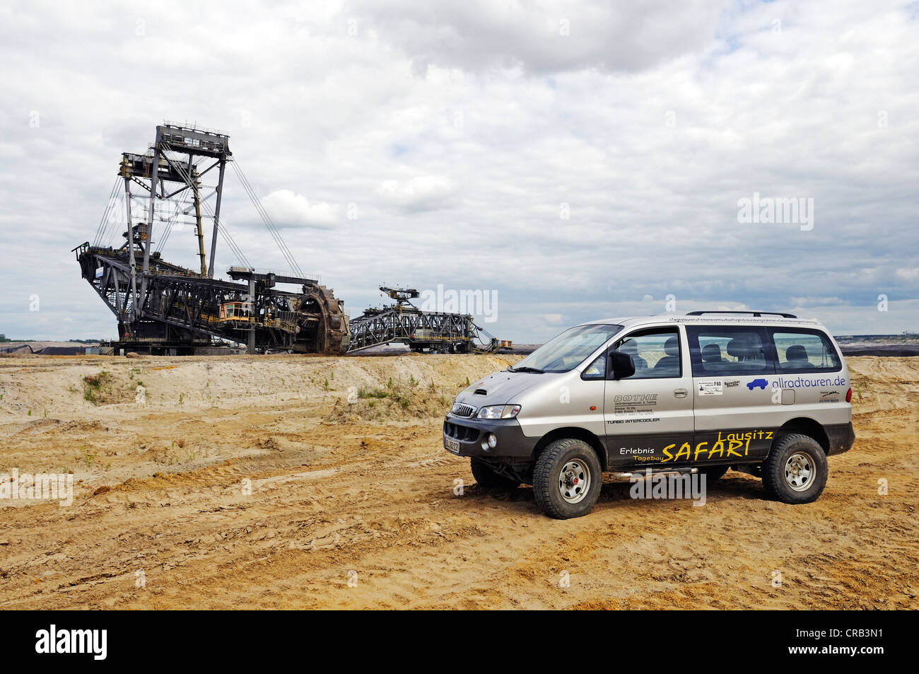 Safari in jeep nella parte anteriore di una benna-escavatore a ruote in fossa aperta Welzow-Sued, miniere di carbone marrone dall'energia Vattenfall Foto Stock Safari in jeep nella parte anteriore di una benna-escavatore a ruote in fossa aperta Welzow-Sued, miniere di carbone marrone dall'energia Vattenfall Foto Stock