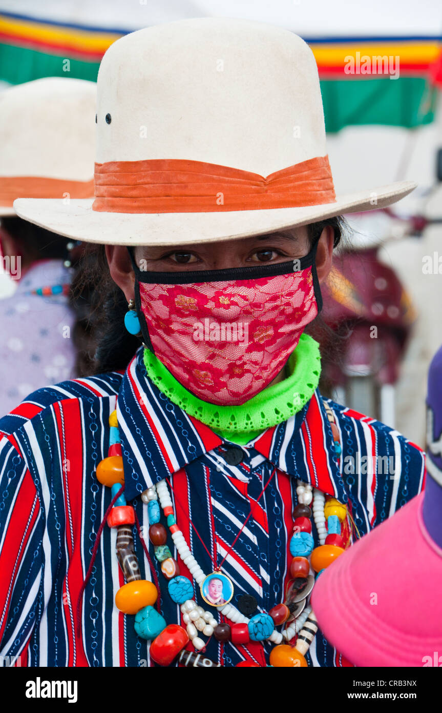 Tradizionalmente Vestiti donna nella città di Tsochen, Tibet occidentale, Tibet, Asia Foto Stock