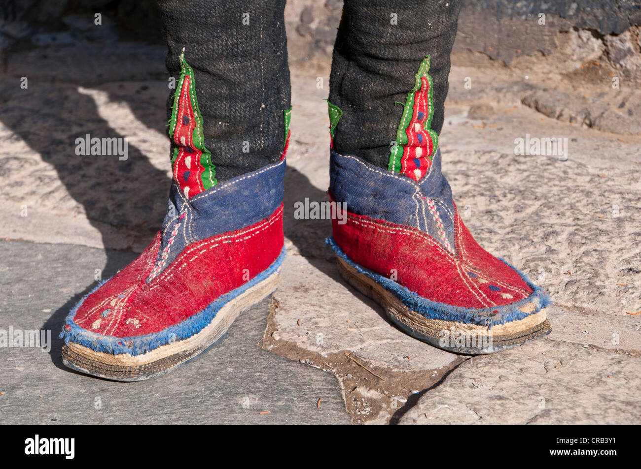 I piedi di un pellegrino in monastero Tashilhunpo, Shigatse, nel Tibet, Asia Foto Stock